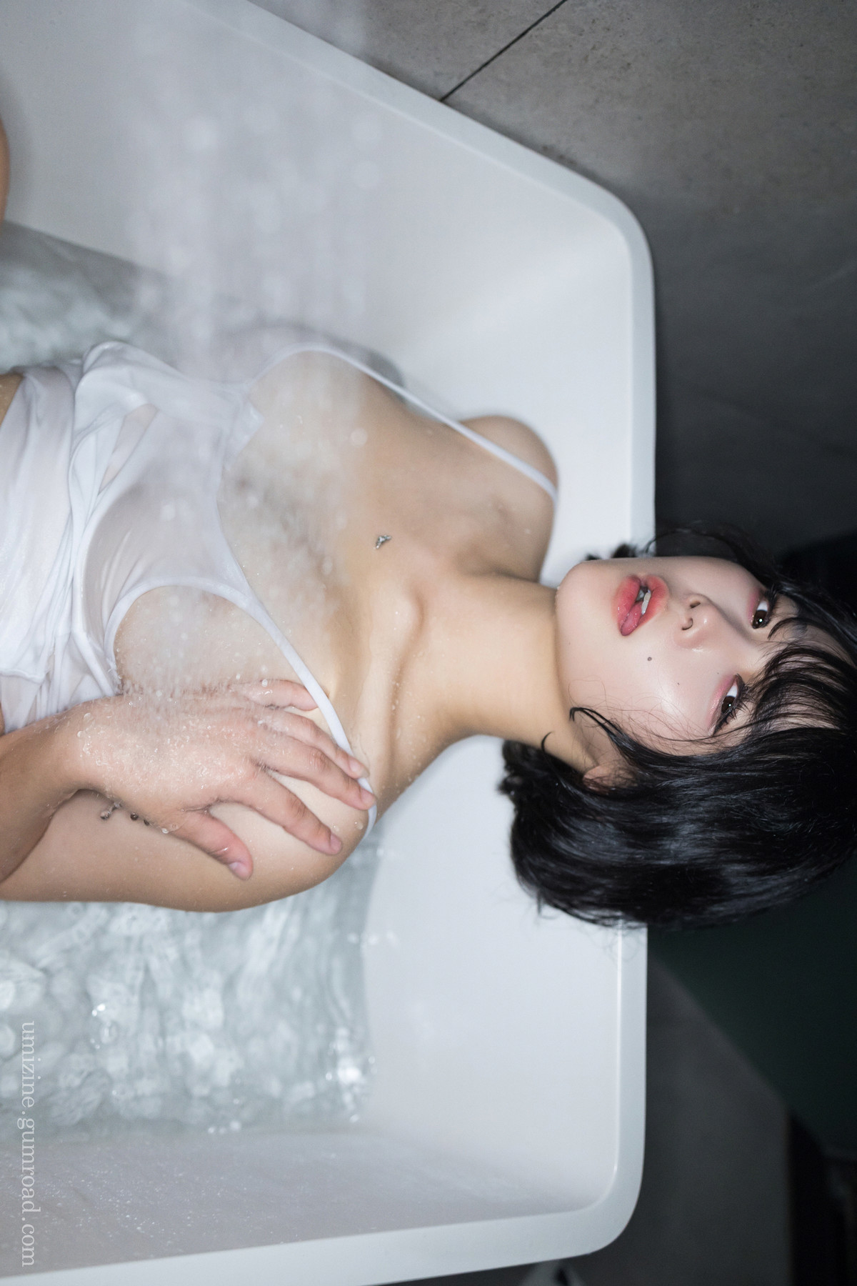 ZIA.Kwon 권지아, [UMIZINE] Bathtub Mermaid Set.02(31)