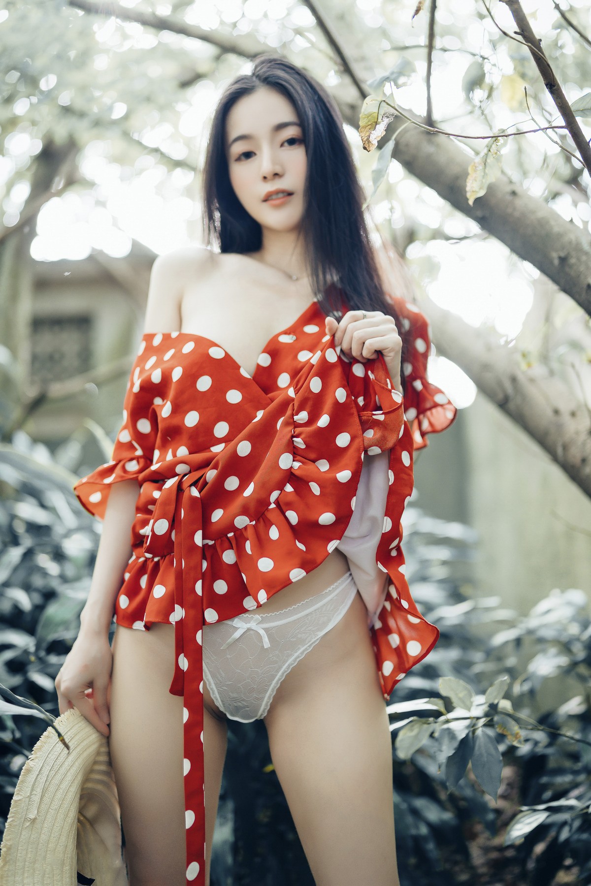 巨乳仙仙辰 野外露出初體驗❤️ 紅衣+透明內褲 裸上身吊帶褲 透明白色罩衫 Vol.01(36)