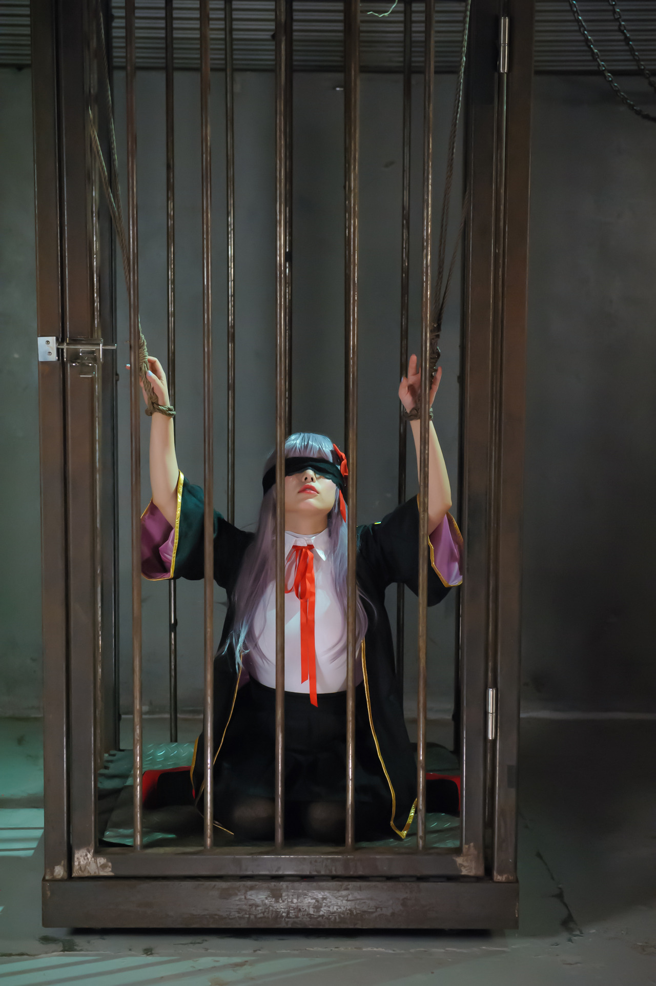 あなたが好きなのは？ダークな世界観で緊縛されている少女(1)
