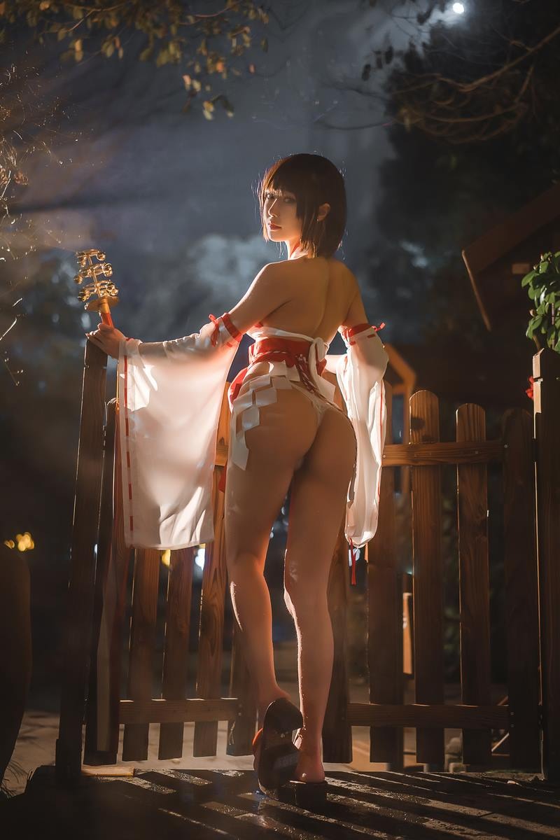 [Cos]阿包也是兔娘 - 温泉巫女 [24P]