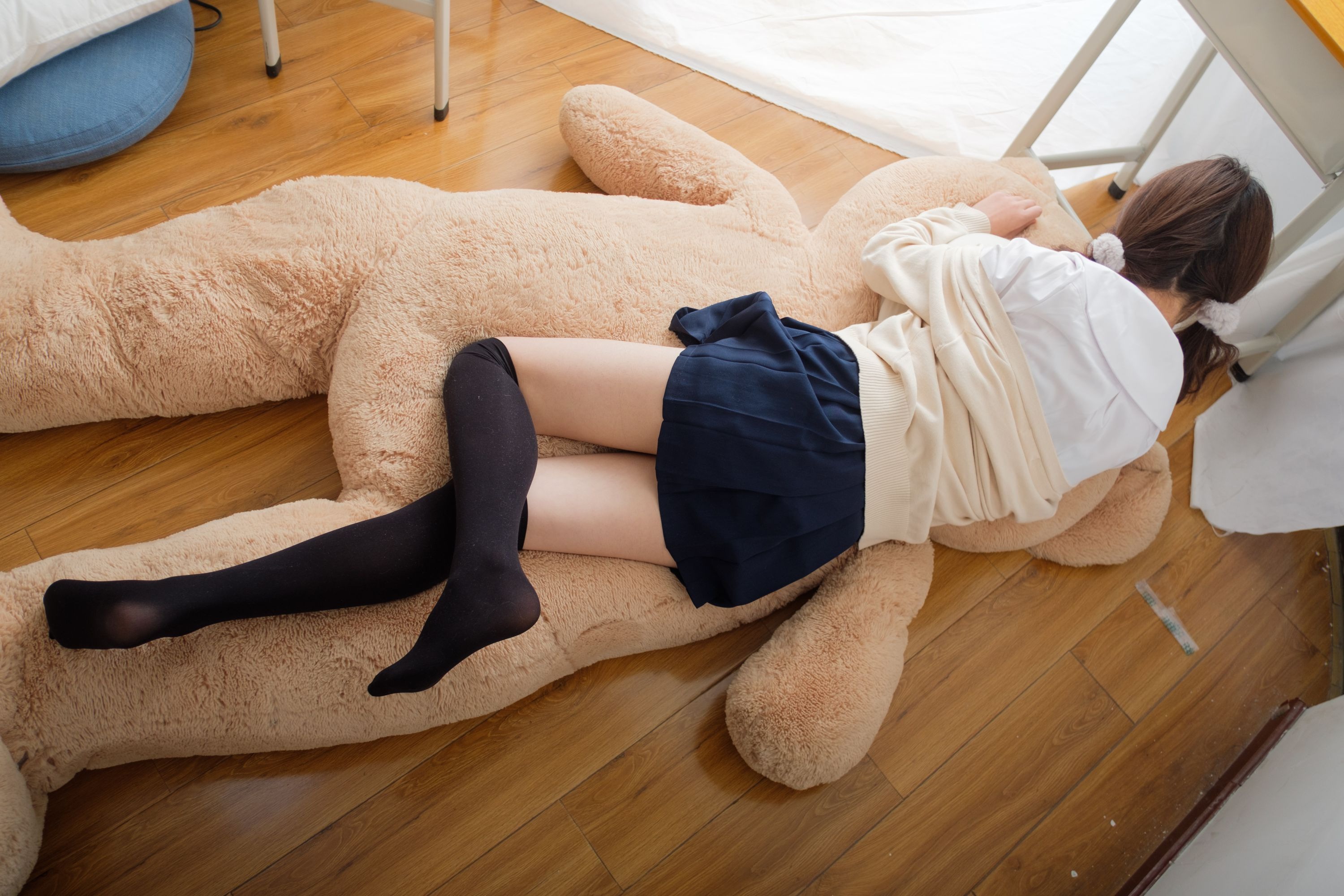喵写真-[PR15-002] 在大熊身上的黑丝少女[90P1V](87)