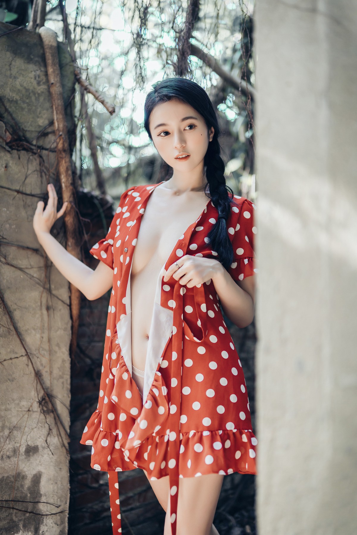 巨乳仙仙辰 野外露出初體驗❤️ 紅衣+透明內褲 裸上身吊帶褲 透明白色罩衫 Vol.01(52)